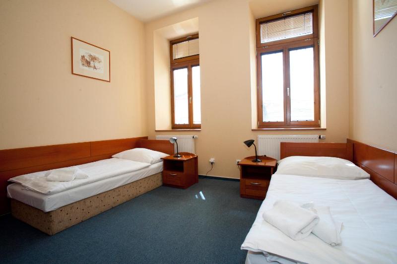 Twin Room image 4