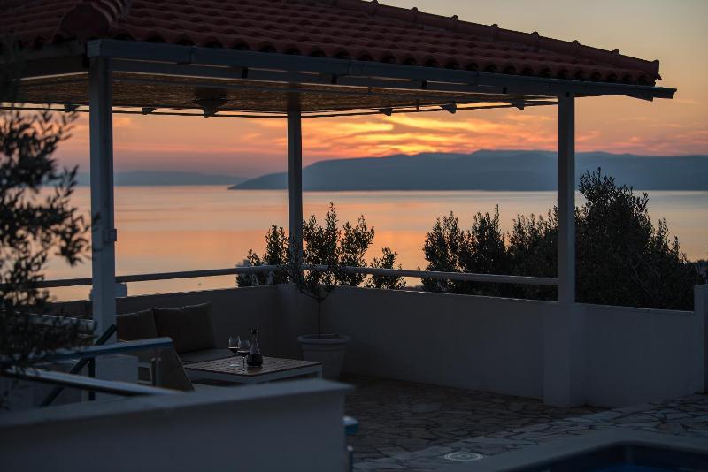 Apartment Glavina with heated pool - image 10