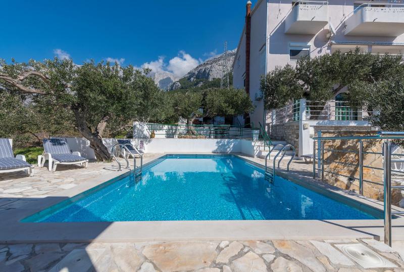 Apartment Glavina with heated pool - image 7