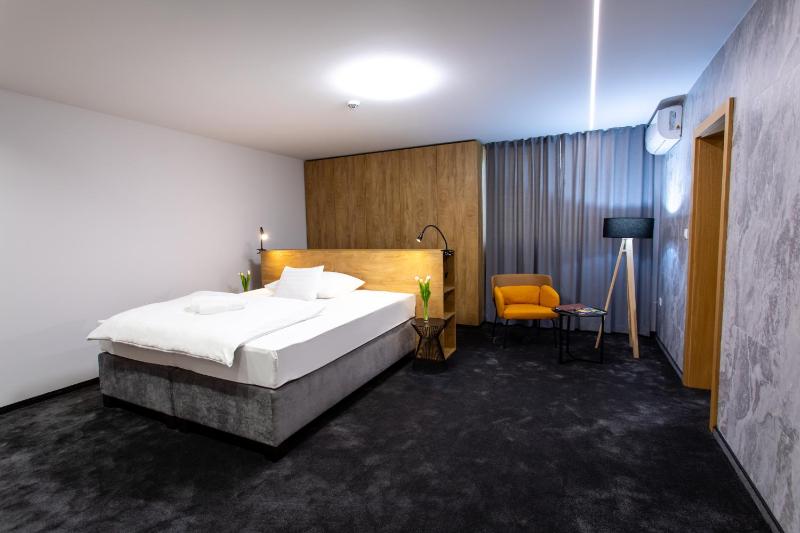 Deluxe Double or Twin Room image 1