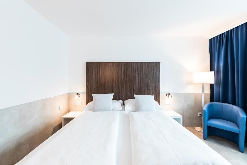 Superior King Room with Garden View image 2