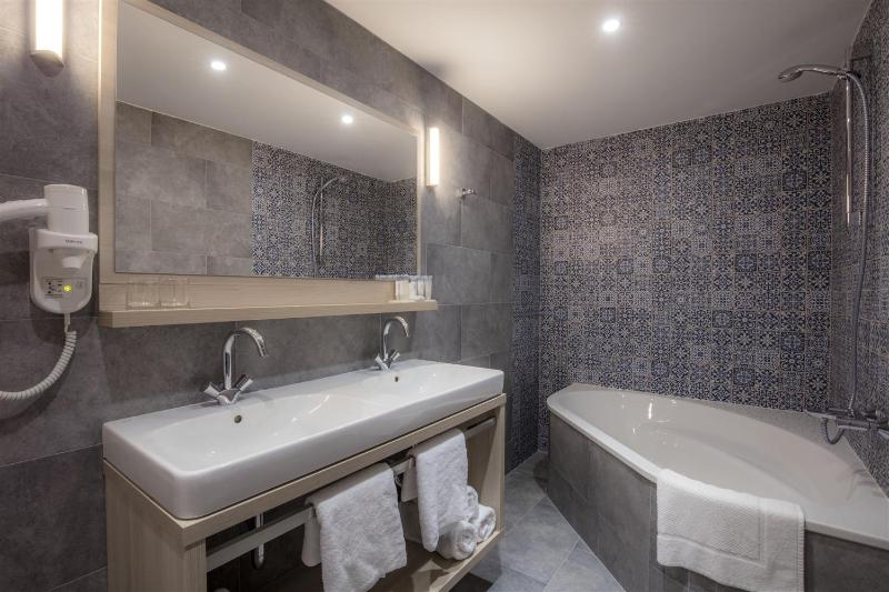 Superior Double Room with Balcony and Sea View image 2