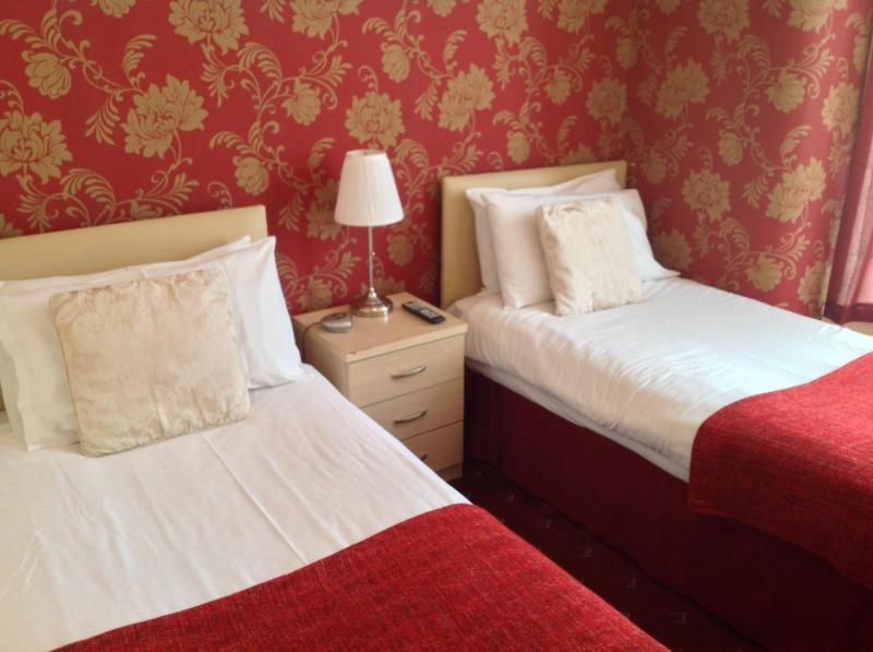 Twin Room image 2