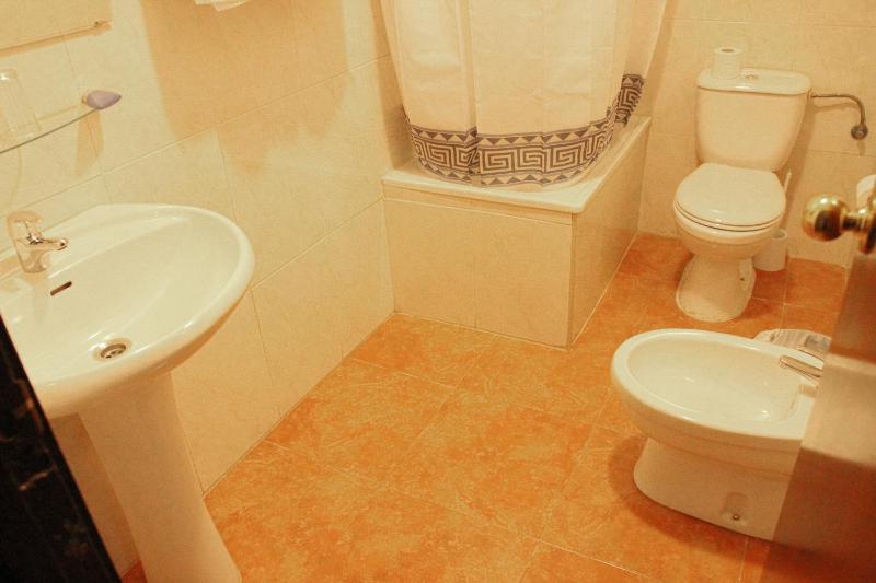Twin Room image 4