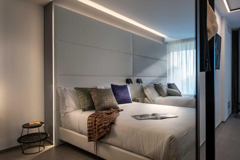 Queen Room with Two Queen Beds image 3