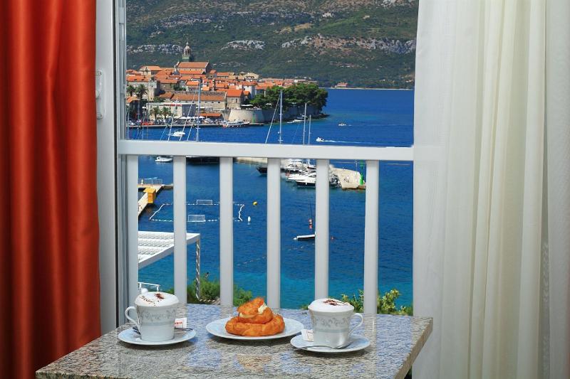 Superior Twin Room with Sea View image 3