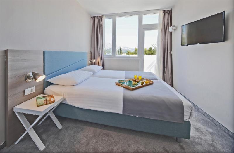 Superior Double Room with Balcony image 3