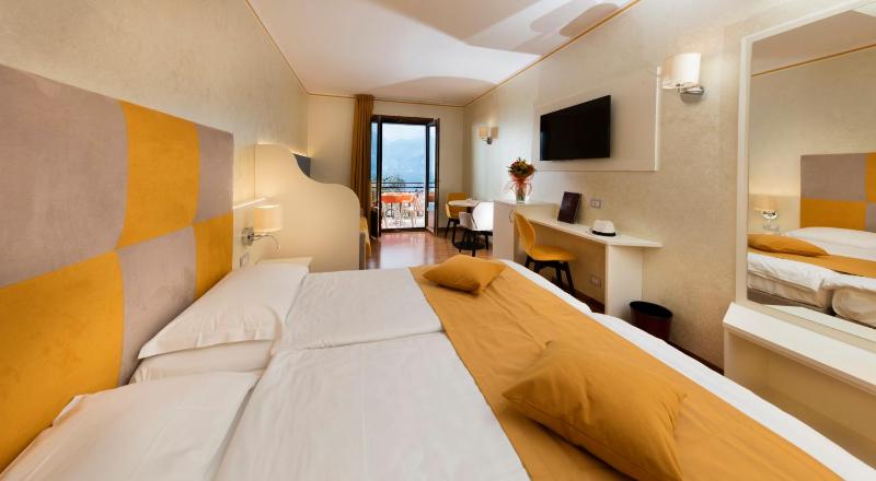 Double or Twin Room with Lake View image 1
