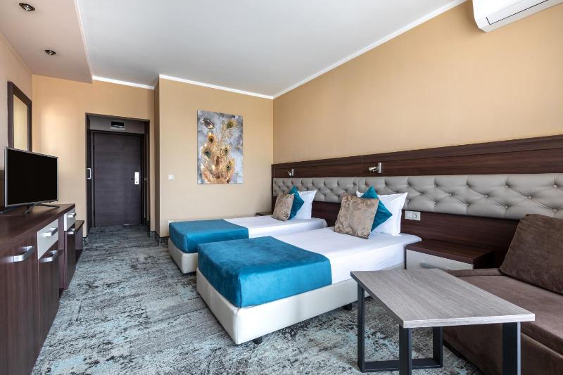 Twin Room with City View image 3