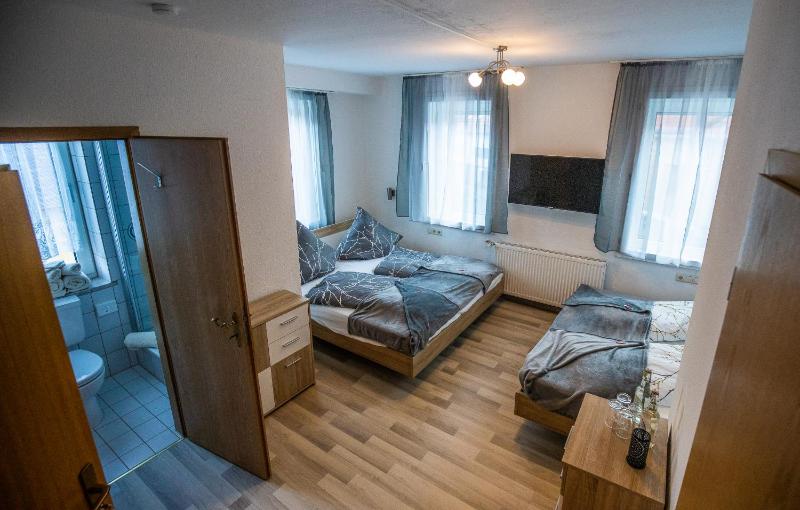Classic Quadruple Room image 4