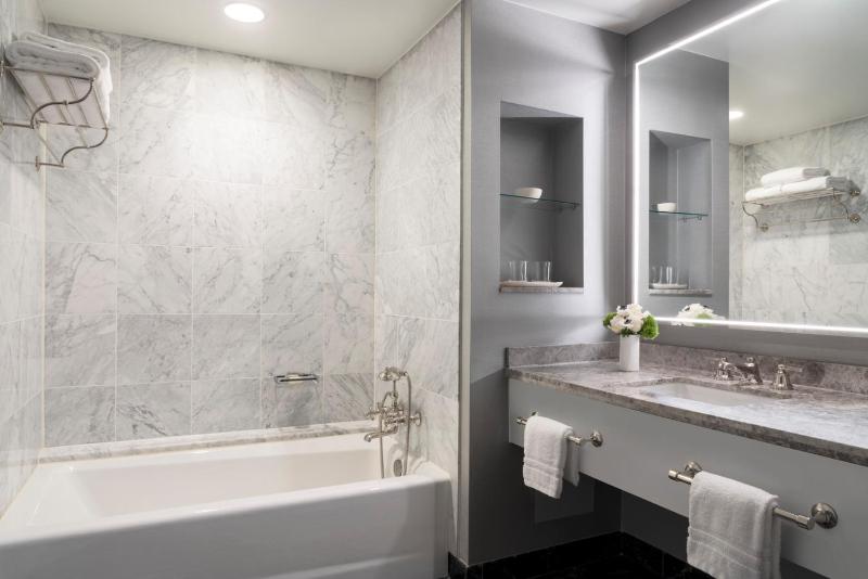 One-Bedroom King Suite image 4
