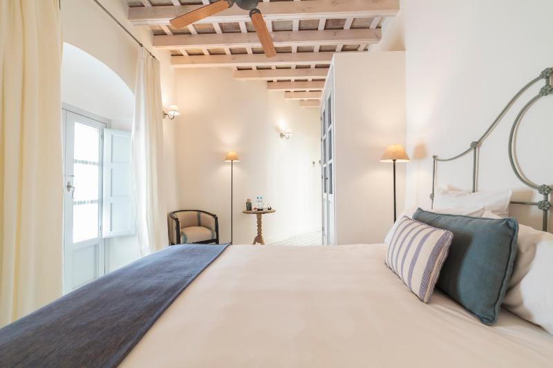 Double Room with Balcony image 2