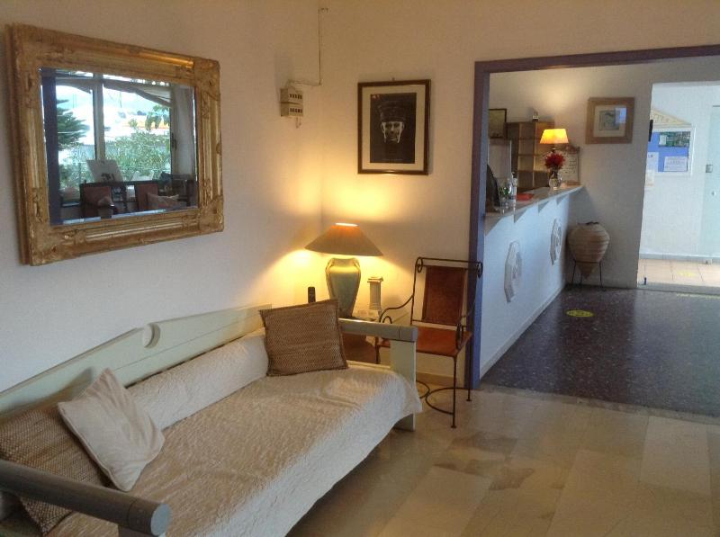 Akrotiri Hotel - image 6