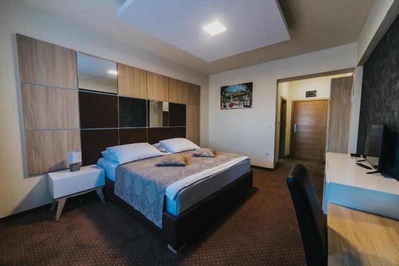 Deluxe Double Room image 3