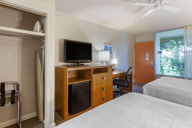 Deluxe Queen Room with Two Queen Beds - Non-Smoking/1st Floor image 3