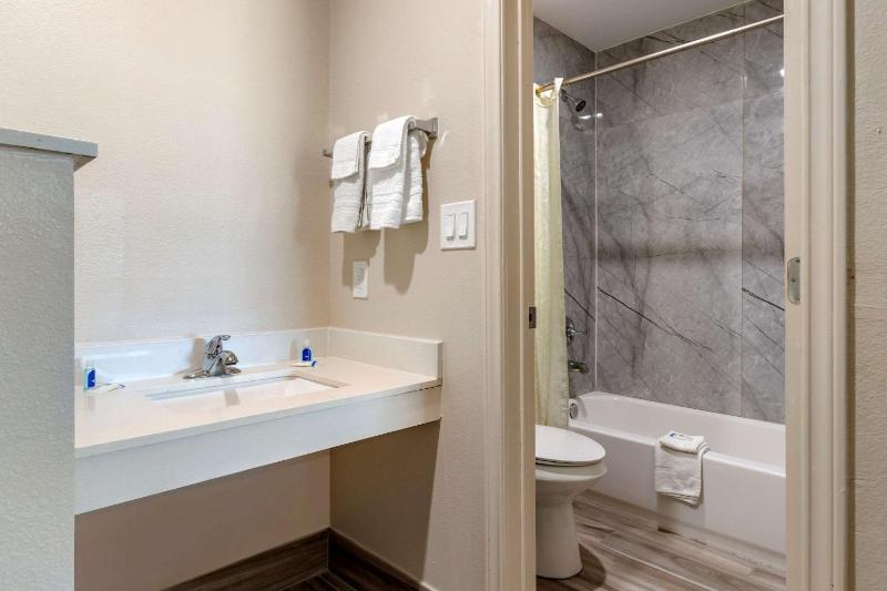 Standard King Room - Non-Smoking  image 2