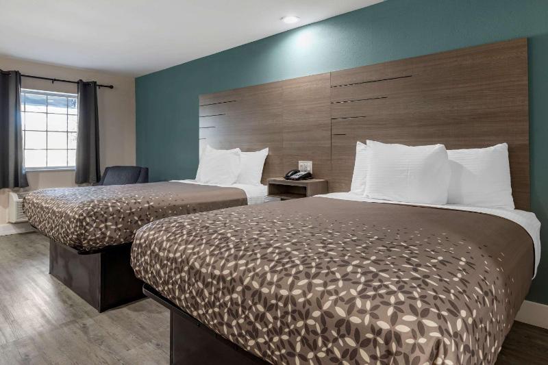 Standard Queen Room with Two Queen Beds - Non-Smoking image 3