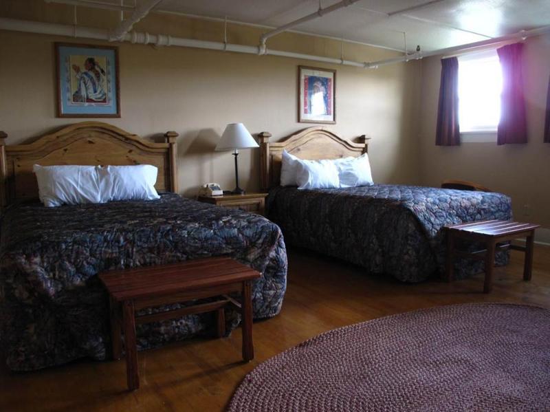 Standard Queen Room with Two Queen Beds image 4