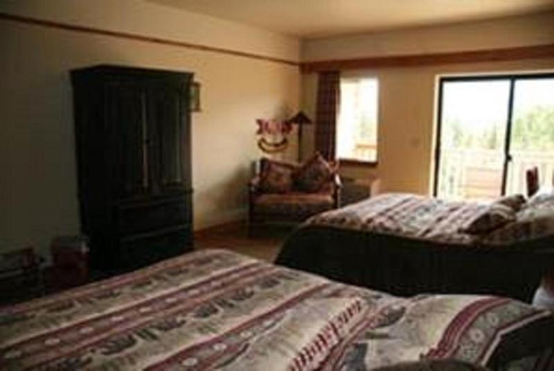 Superior Queen Room with Two Queen Beds image 4