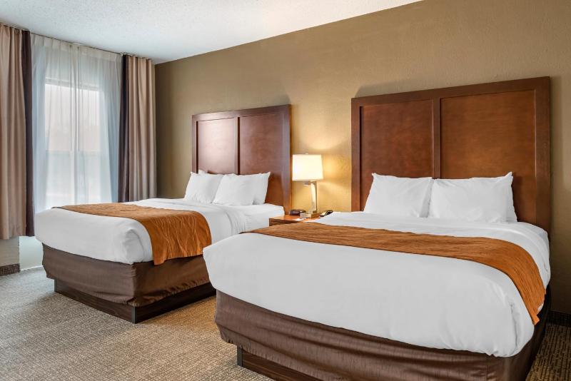 Queen Room with Two Queen Beds and Wet Bar - Non Smoking image 3