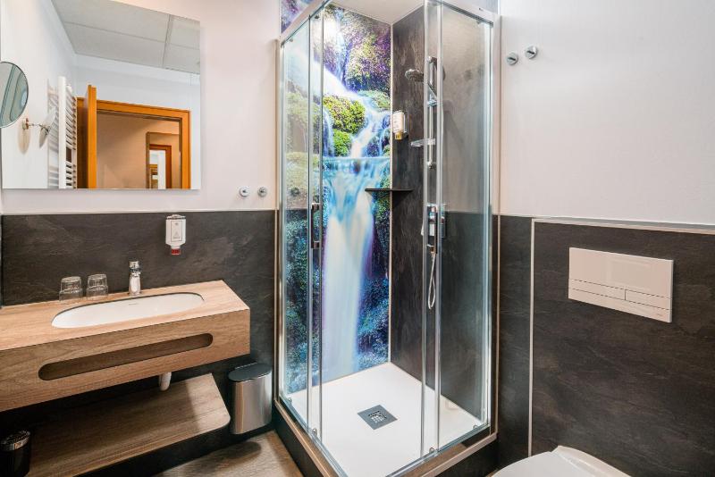 Twin Room with Shower image 4