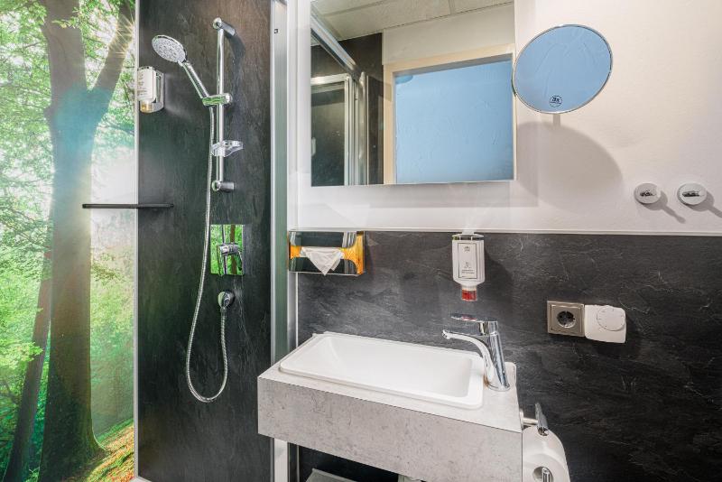 Twin Room with Shower image 3