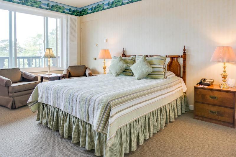 Queen Room with Pool View image 3