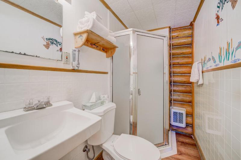 1 Queen - Cabin 16 image 3