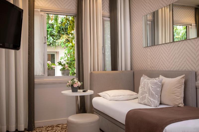 Deluxe Room image 2