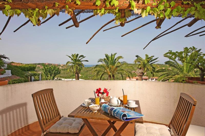 Double Room with Balcony and Sea View image 4