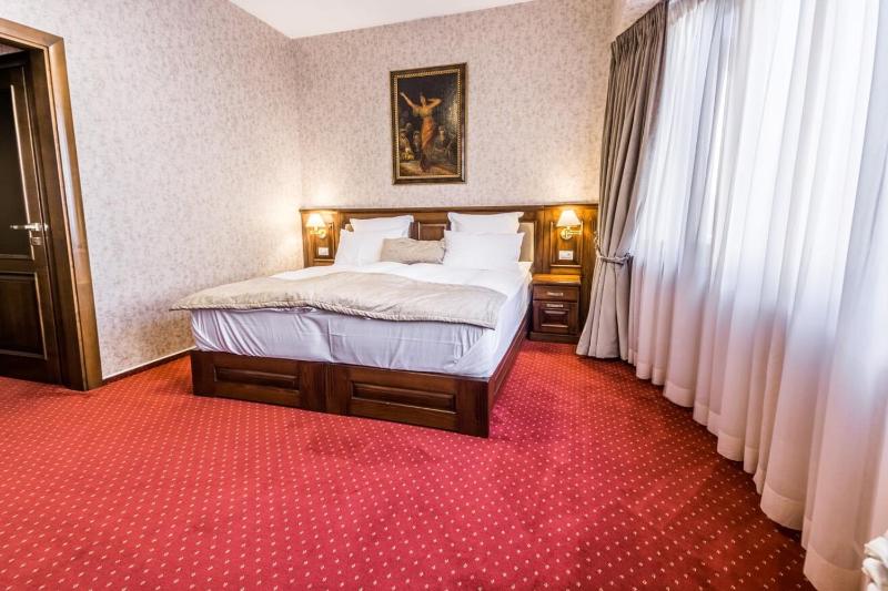 Deluxe King Room image 3
