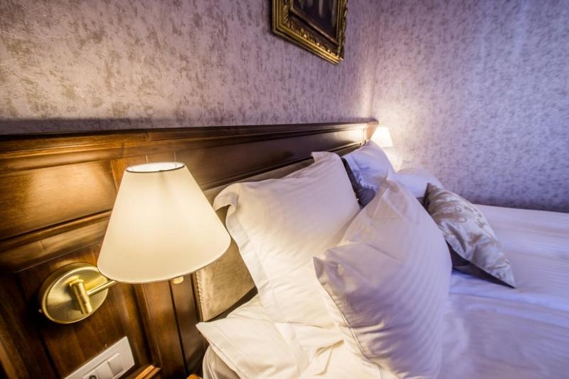 Deluxe King Room image 2