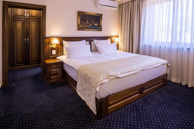 Deluxe King Room image 4