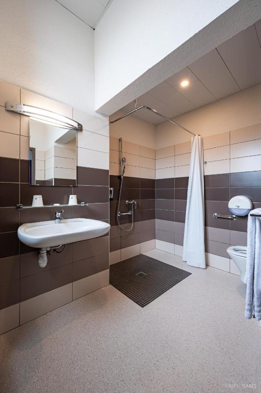 Twin Room image 4