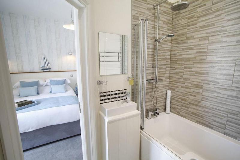 Deluxe Double Room with Bath image 4