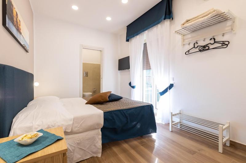 Double Room with Balcony image 4