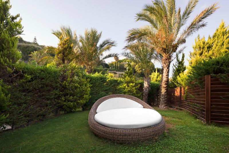 Corner Deluxe Double Room with Private Garden with Sea View image 1