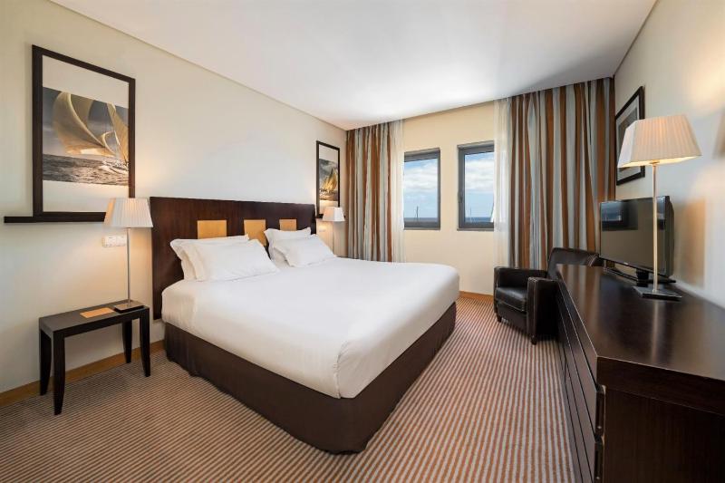 Double or Twin Room with Sea View image 4
