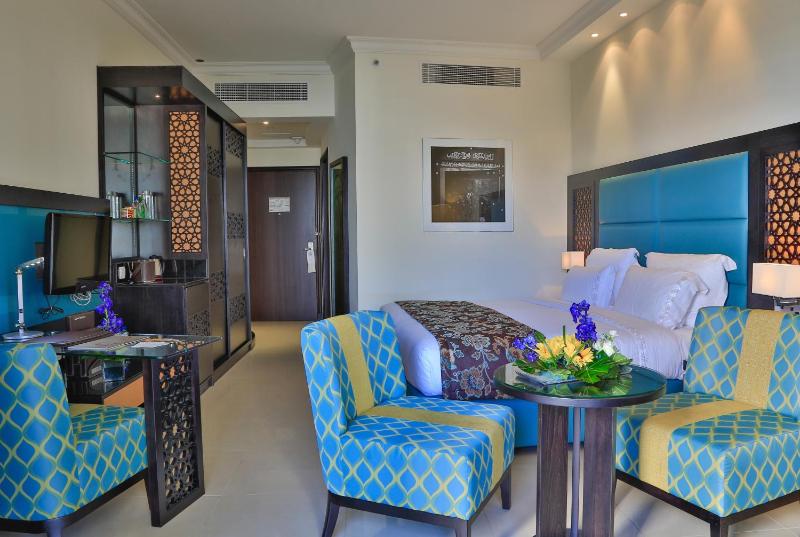 Standard King Room with View image 3