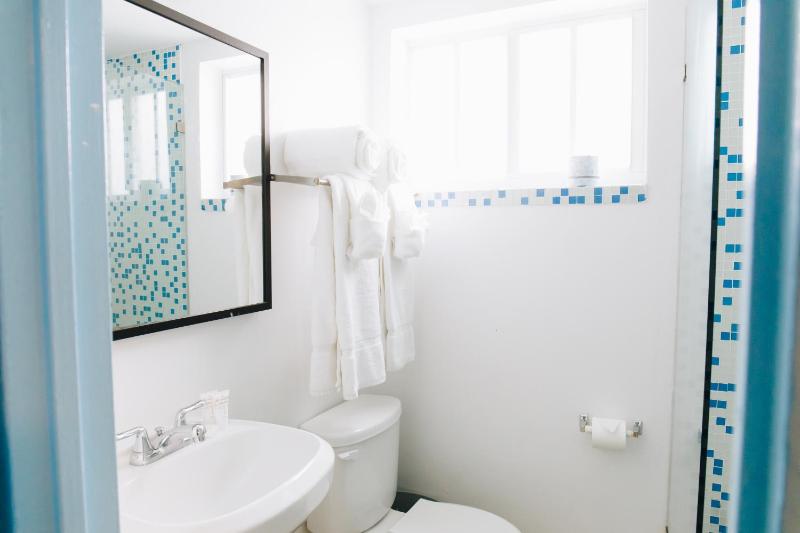 Standard King Room image 4