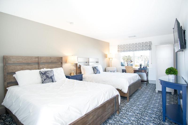 Standard Queen Room with Two Queen Beds image 2
