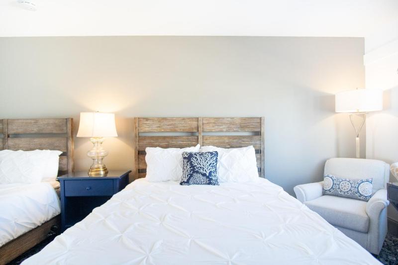 Standard Queen Room with Two Queen Beds image 3