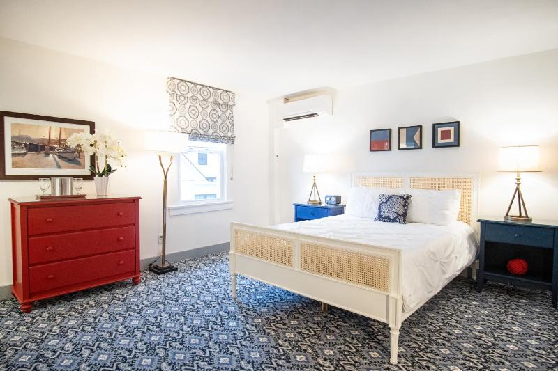 Standard Queen Room image 4