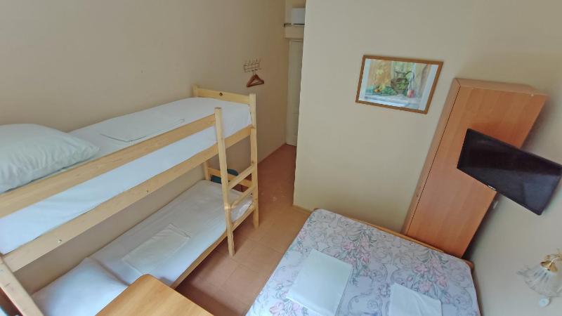 Classic Quadruple Room image 2