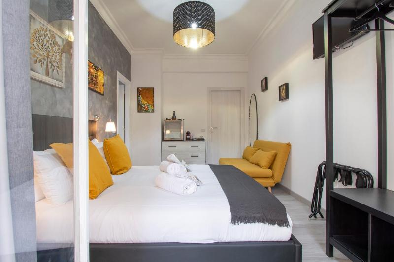 Deluxe Double Room with Balcony image 4