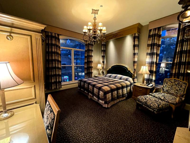 Deluxe Suite with Spa Bath image 3
