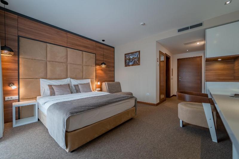 Deluxe Double or Twin Room with Balcony image 3