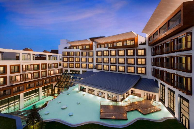 Superior Room with Balcony and Pool View image 2