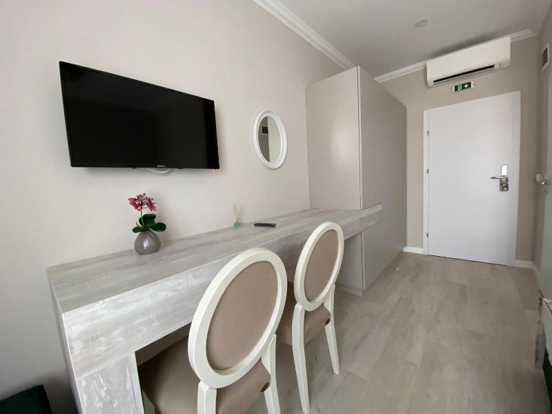 Deluxe Double or Twin Room image 2