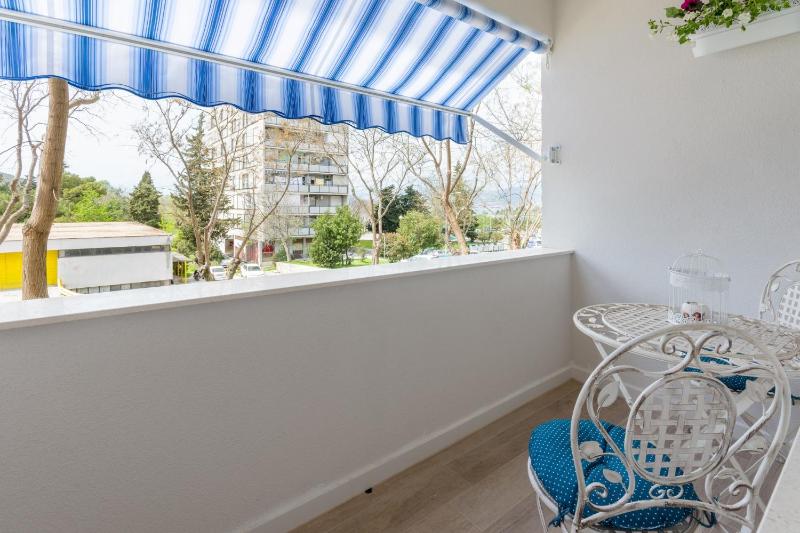 One Bedroom Apartment with Balcony image 2